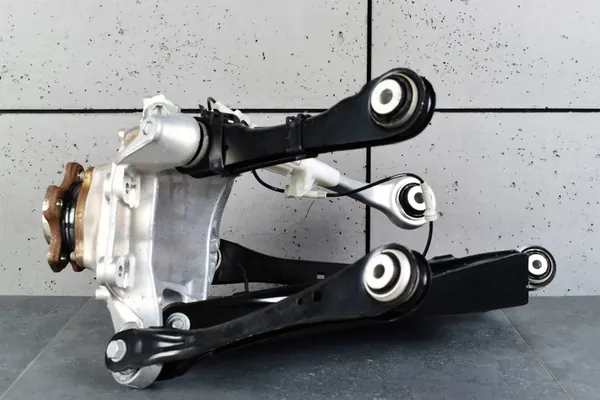BMW 5 G30 Mozzo Posteriore Destro con Bracci di Controllo image 5
