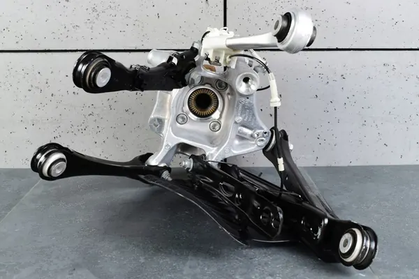 BMW 5 G30 Mozzo Posteriore Destro con Bracci di Controllo image 6