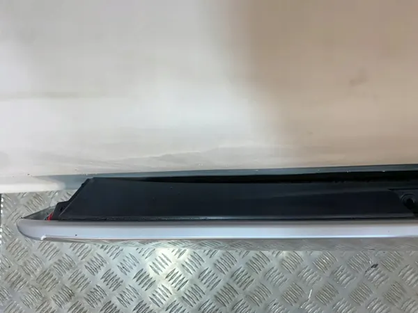 Spoiler de maletero Toyota OEM 7687642040 - Usado image 3