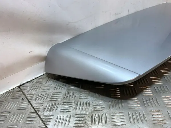 Spoiler de maletero Toyota OEM 7687642040 - Usado image 6
