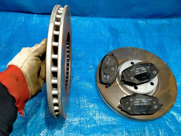 Discos e pastilhas freio dianteiro OEM TARCZE KLOCKI 300mm image 5