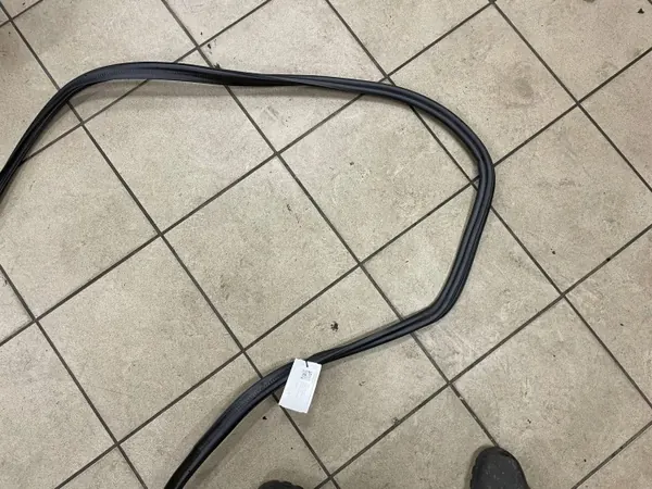 Junta de porta-malas Skoda OEM 5E7827705E - Usado image 3