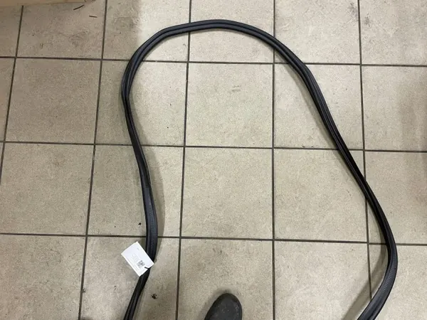 Junta de porta-malas Skoda OEM 5E7827705E - Usado image 5