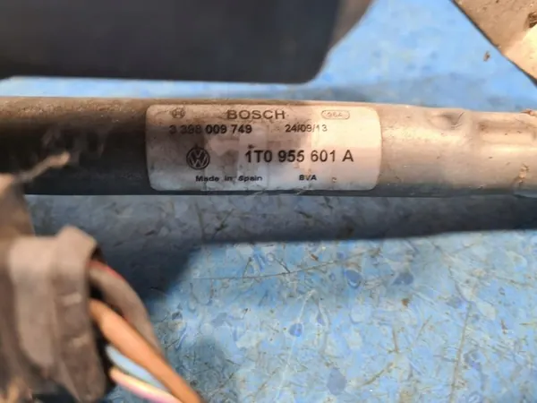 VW Touran I Etu Pyyhkijämoottorin Mekanismi Vasemmalla 1T0955601A image 5