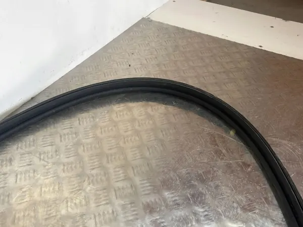 Junta de maletero Hyundai Kona OEM FOB37341 - Usado image 3