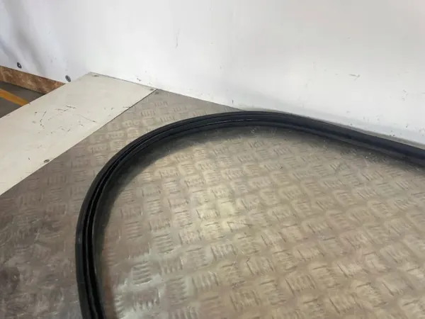 Junta de maletero Hyundai Kona OEM FOB37341 - Usado image 6