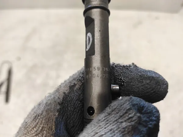 Iniettore AUDI A6 C5 2.5 TDI 059130201D image 3