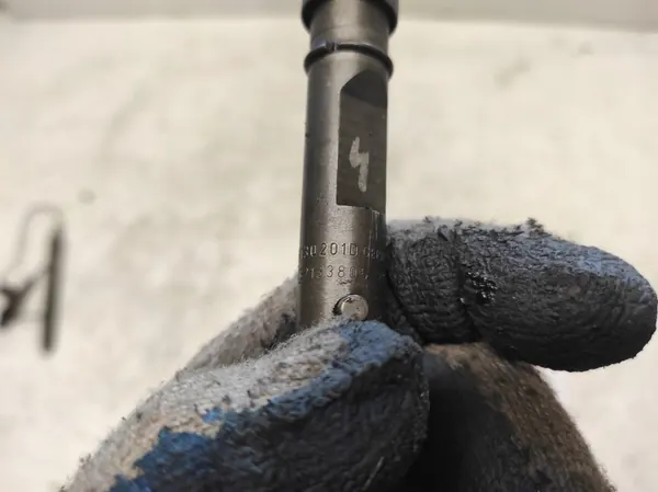 Iniettore AUDI A6 C5 2.5 TDI 059130201D image 4