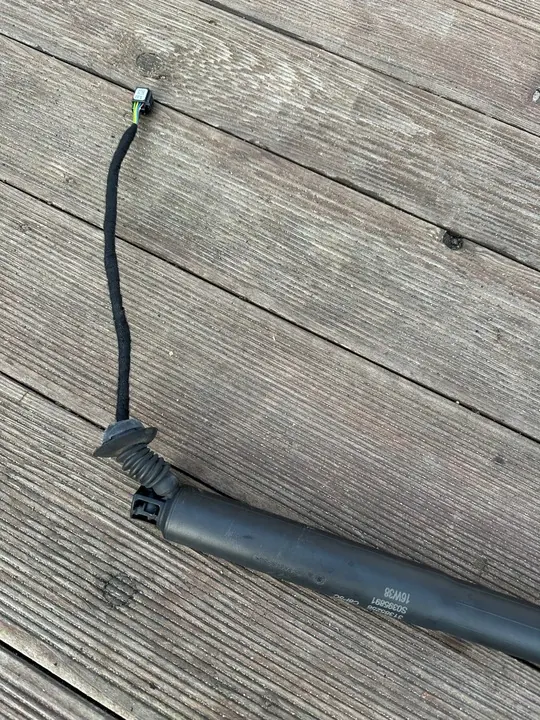 VOLVO V90 II Baklucka Ställdon Höger 31385256 image 2