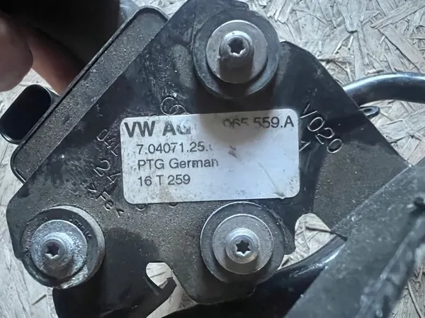 Extra vattenpump Audi Q5 A4 B9 OEM 04L965559A image 3