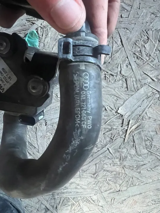 Extra vattenpump Audi Q5 A4 B9 OEM 04L965559A image 4