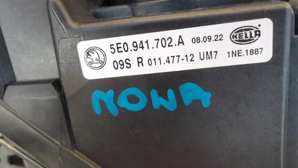 Farol Halógeno Direito Frontal Skoda Octavia III image 3