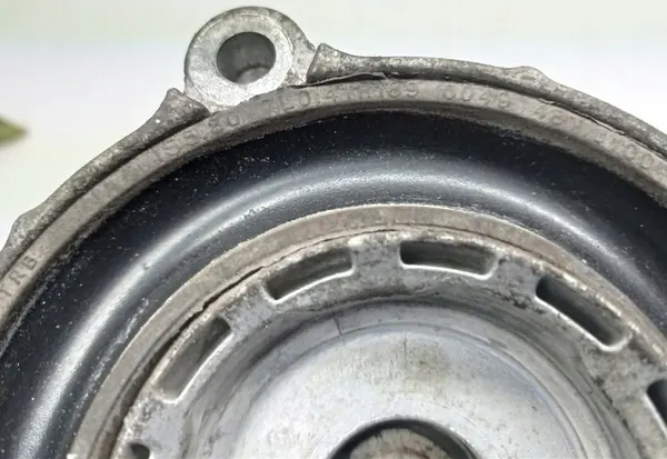 Suporte de mola dianteira esquerda VW Touareg 7L 3.0 TDI image 4