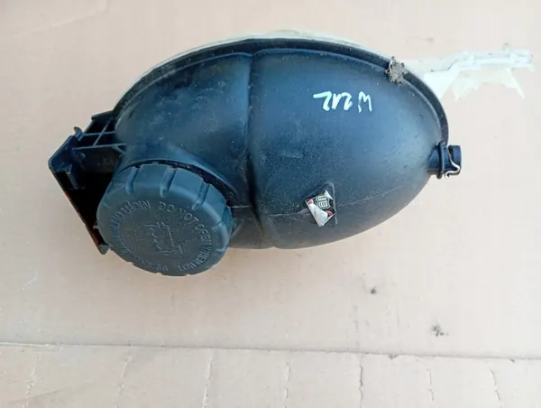 Mercedes W212 kylvätske expansionsbehållare OEM image 2