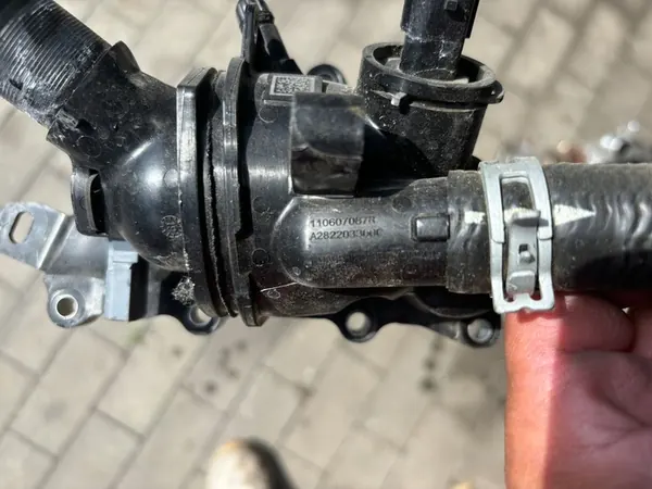 Carcasa de termostato Renault para Nissan Qashqai II image 2