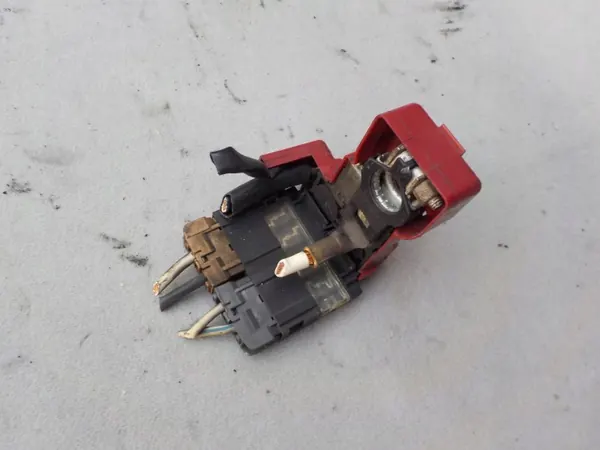 Abrazadera de borne positivo Suzuki Swift MK6 OEM image 2