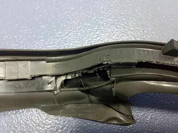 Audi SQ8 Q8 4M8 Rechte Hintertürdichtung OEM 4M8833708F image 4
