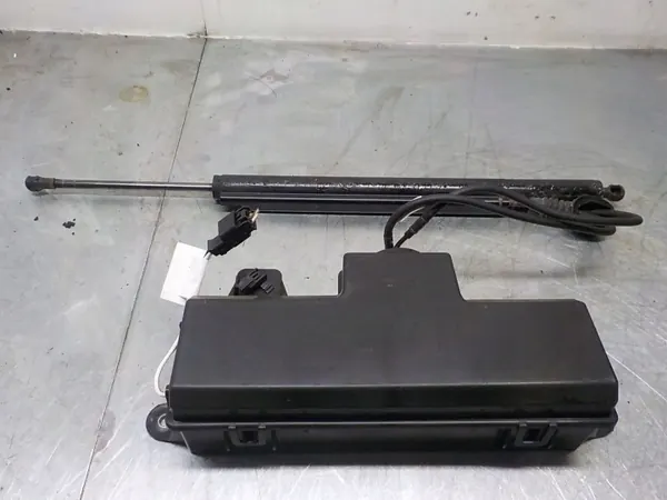 Opel Insignia A baklucka aktuatörpump OEM 13279362 image 2