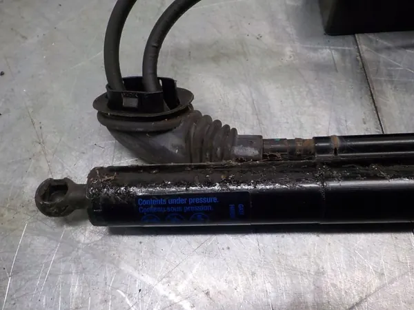 Opel Insignia A baklucka aktuatörpump OEM 13279362 image 5