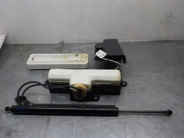 Opel Insignia A baklucka aktuatörpump OEM 13279362 image 7