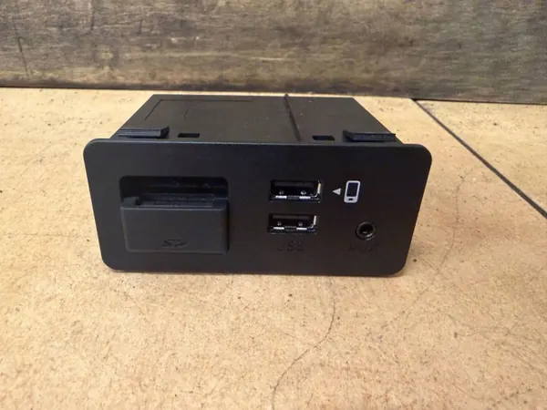 Prise USB Mazda OEM TK78669U0C - D'occasion image 2