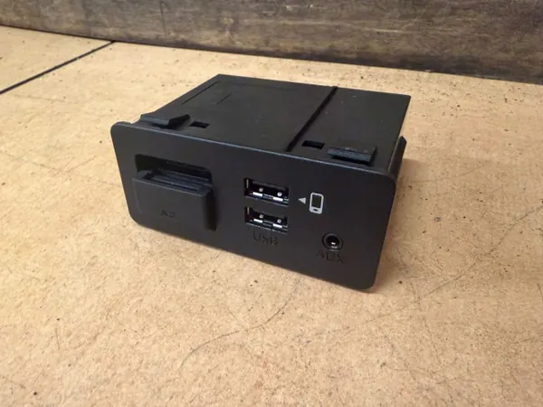 Prise USB Mazda OEM TK78669U0C - D'occasion image 3