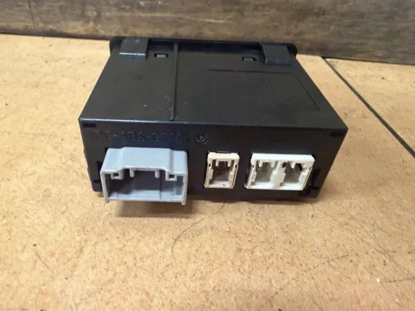 Prise USB Mazda OEM TK78669U0C - D'occasion image 4