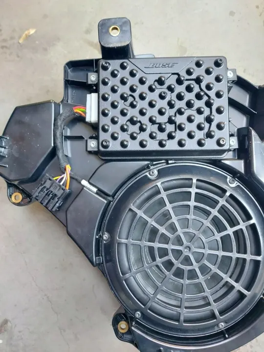 Subwoofer Bose OEM 7P5035481D para Porsche Cayenne 7P image 2