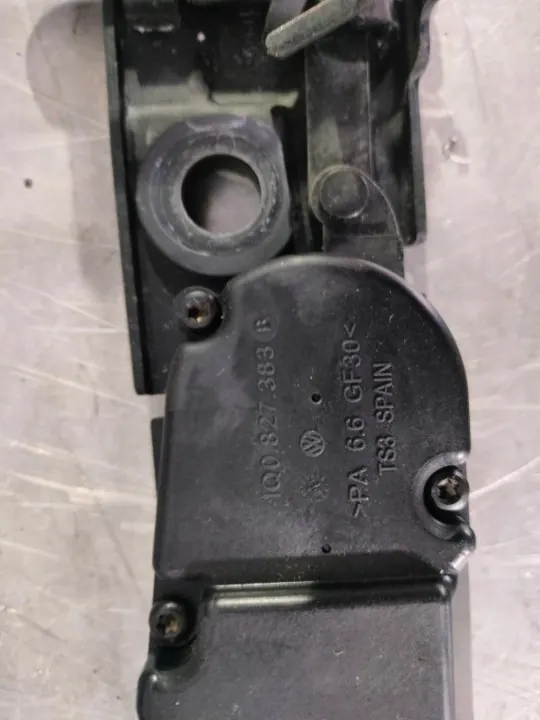 VW EOS FL takaluukun lukko OEM 1Q0827383B - Käytetty image 3