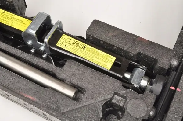 Gebruikte Audi OE krik + sleutel OEM 8K0011031G image 3