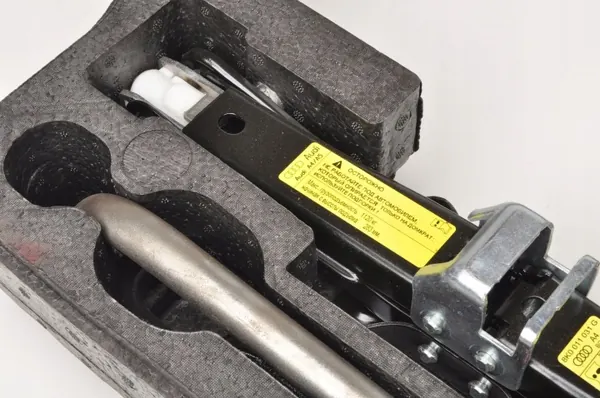 Gebruikte Audi OE krik + sleutel OEM 8K0011031G image 4