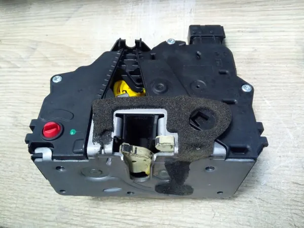 Bakre högra dörrlås Opel Meriva B Original 13432377 image 3