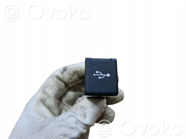 Toyota RAV4 USB-uttag OEM FC0600089 - Begagnad image 4