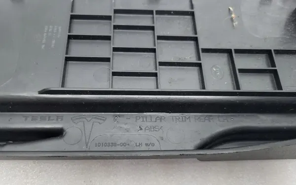 Tesla S Tavaratilan telkkahyllyn kiinnike OEM 1010338-00-D image 4