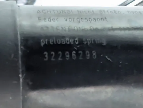 VOLVO V60 II Bagagelucka Lyftstöd OEM 32296298 image 10