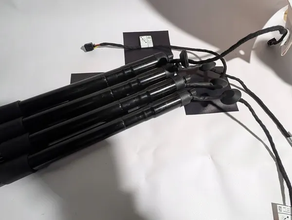 VOLVO V60 II Bagagelucka Lyftstöd OEM 32296298 image 3