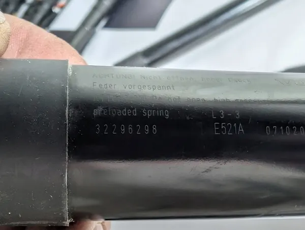 VOLVO V60 II Bagagelucka Lyftstöd OEM 32296298 image 8