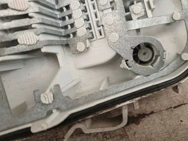 Insert de support de lampe arrière droit Audi A6 C6 Sedan OEM image 3