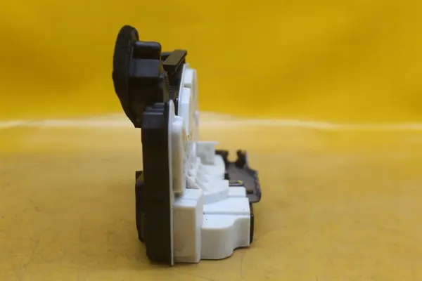 Fram Höger Dörrlås 7 Pin Skoda Fabia III image 9