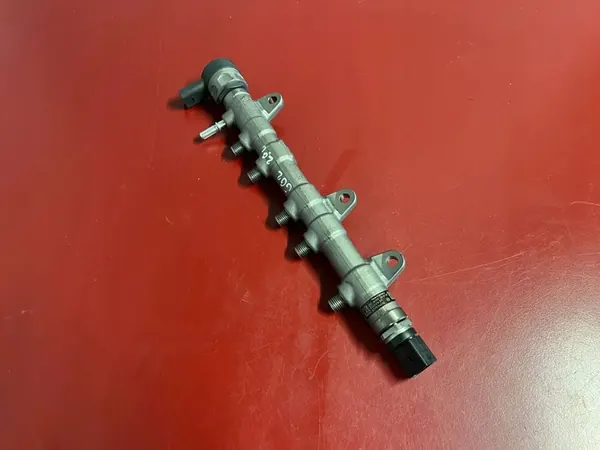 2020 BMW X4 G02 Fuel Distributor 8579240 image 2