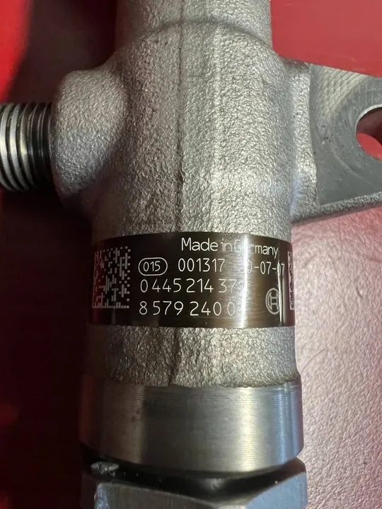 2020 BMW X4 G02 Fuel Distributor 8579240 image 3