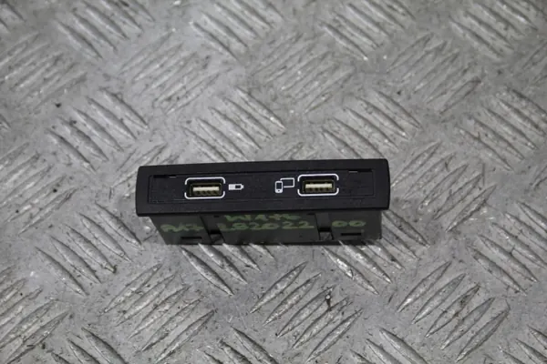 Enchufe USB Clase A W176 OEM A1728202200 image 2