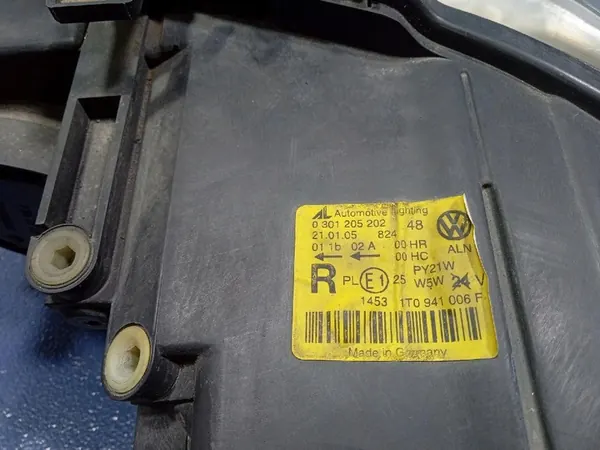 VW Touran I 03- Oikea Etuvalaisin EU 1T0941006F image 5