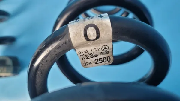 Mercedes W206 Achtervering Veren OEM A2063242500 image 5