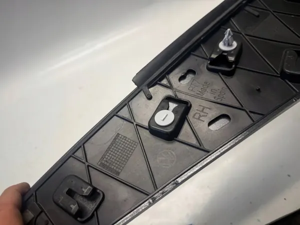VW ID.5 bak höger pelaröverdrag OEM 11E853378 image 9