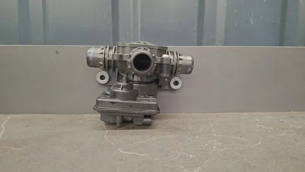 Vanne de Pompe à Eau BMW i4 G26 Gran Coupe A3C0236890000 image 5