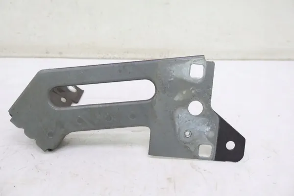 Maserati Grecale rechter Kotflügelhalter OEM 1274738634 image 4