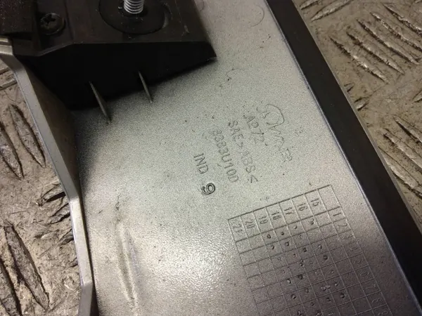 Nissan Micra K14 2020 OEM 6383U100 Luz de Matrícula image 3