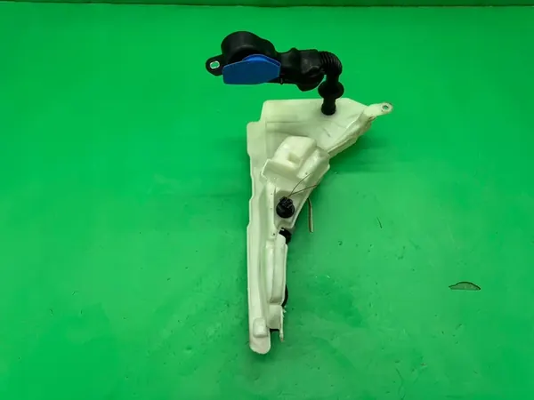 Réservoir de liquide de lave-glace + pompes Audi A6 C6 04-11 image 1