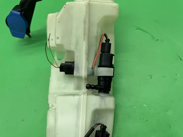 Réservoir de liquide de lave-glace + pompes Audi A6 C6 04-11 image 10